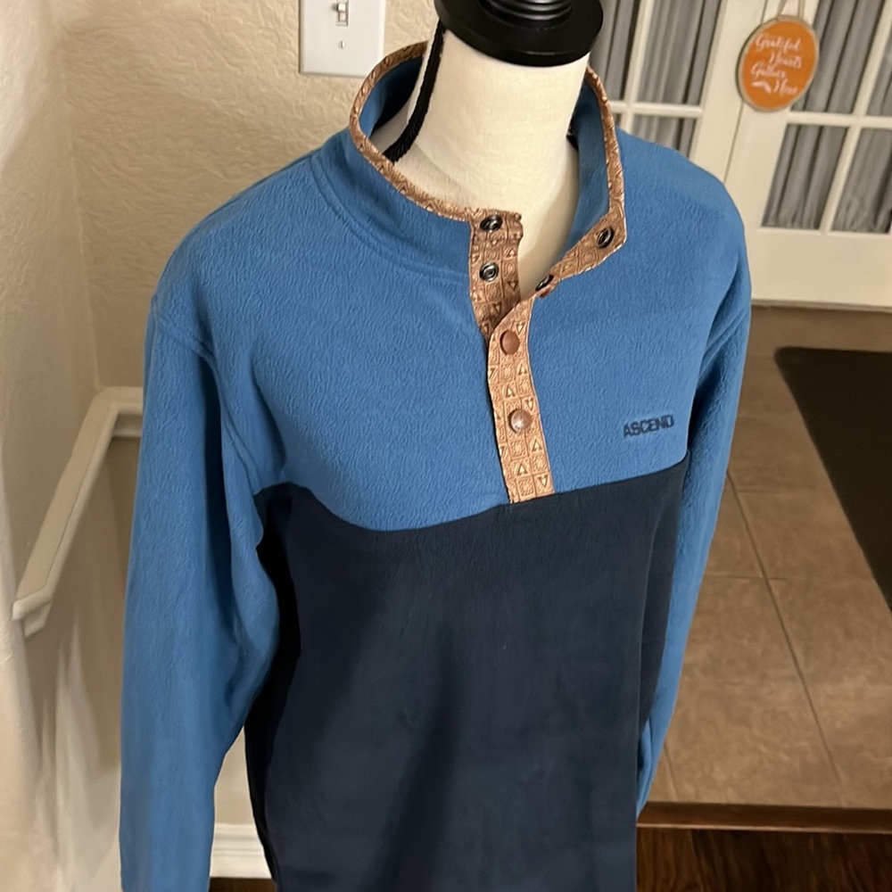 Ascend light blue & navy with tan trim pullover fleece jacket Size M